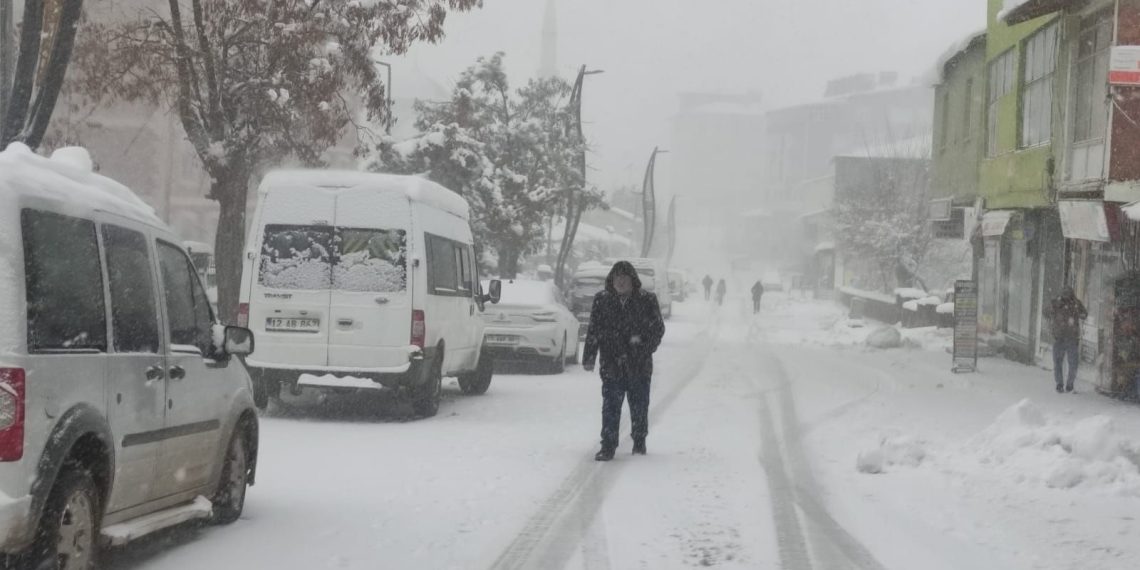 Karlıova’da eğitime kar pürüzü