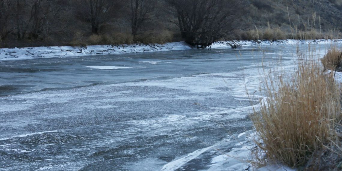 Kars Barajı’nın yüzeyi kısmen dondu