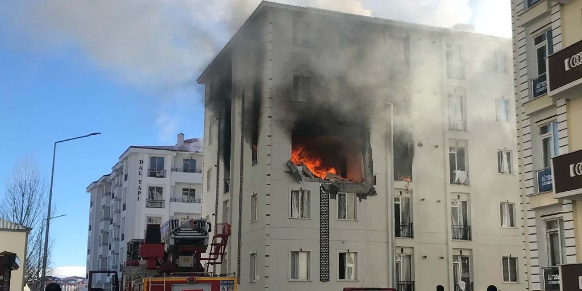 Kars’ta 5 katlı binada patlama sonrası yangın