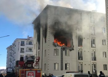 Kars’ta 5 katlı binada patlama sonrası yangın