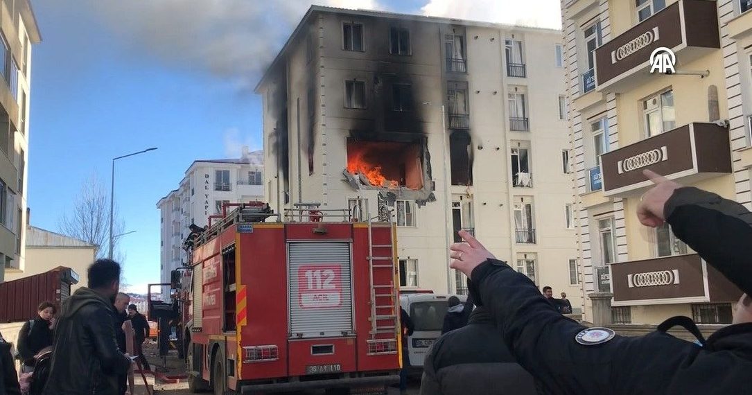 Kars’ta bir binada patlama sonrası yangın