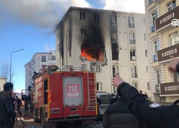 Kars’ta bir binada patlama sonrası yangın