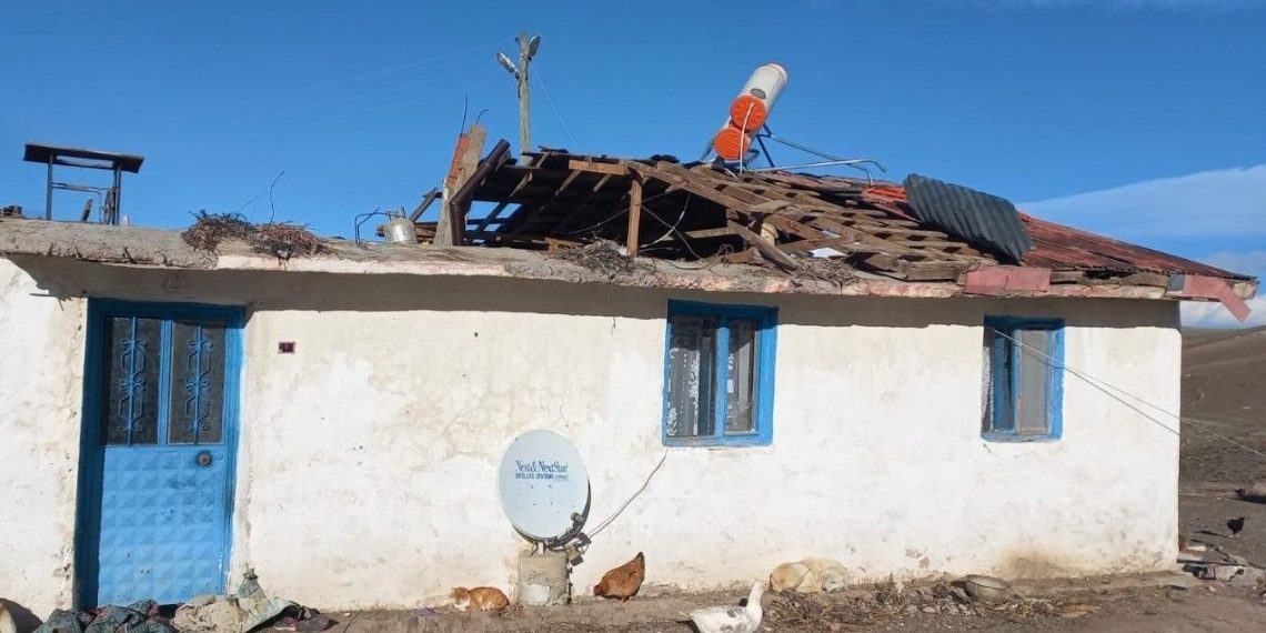 Kars’ta kuvvetli rüzgar çatıları uçurdu