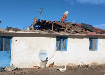 Kars’ta kuvvetli rüzgar çatıları uçurdu