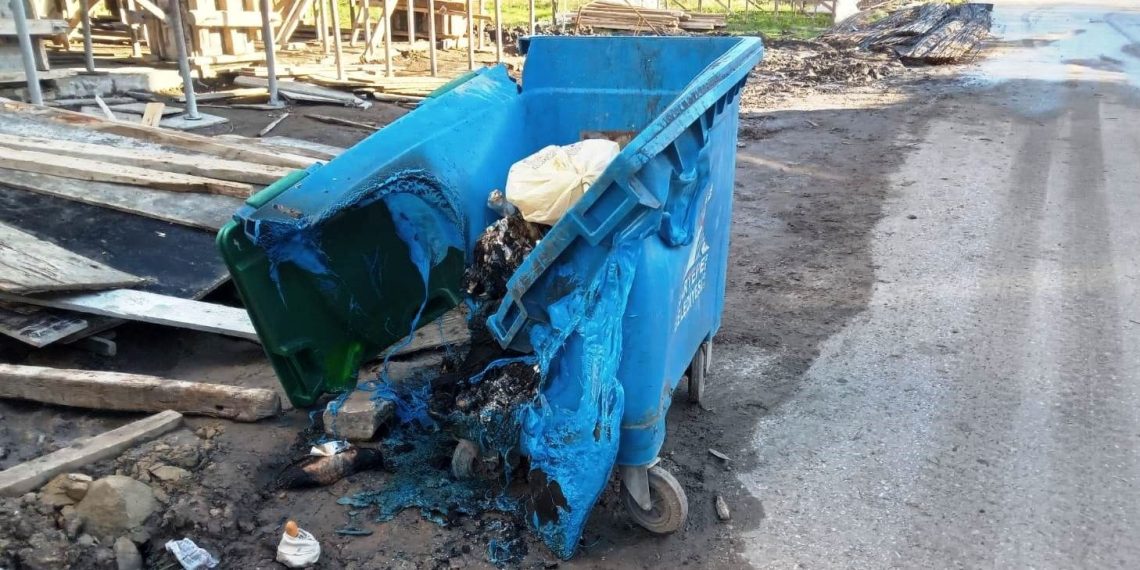 Kartepe’de çöp konteynerlerini yaktılar