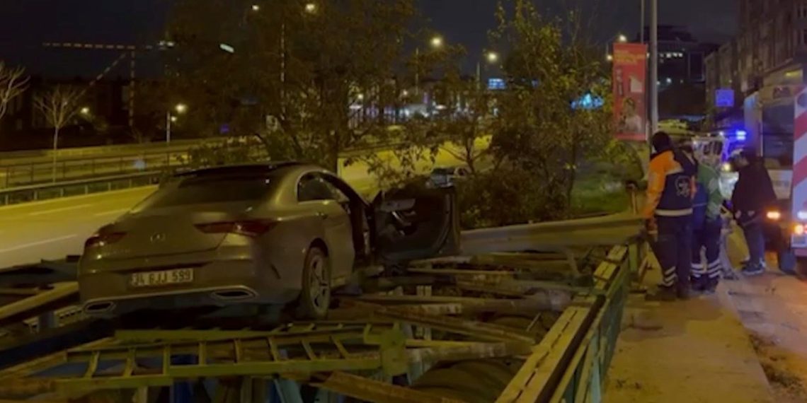 Kavşağa dönmek isterken köprüde asılı kaldı