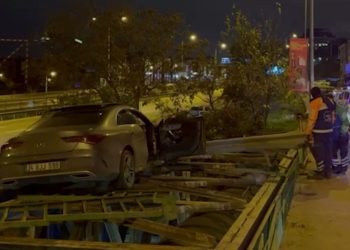 Kavşağa dönmek isterken köprüde asılı kaldı