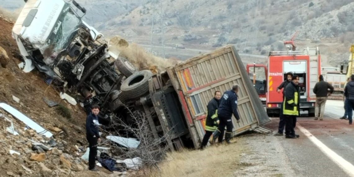 Kayseri Yahyalı’da kamyon şarampole devrildi: 1 yaralı