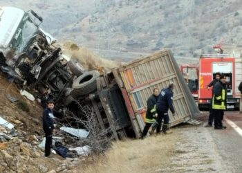 Kayseri Yahyalı’da kamyon şarampole devrildi: 1 yaralı