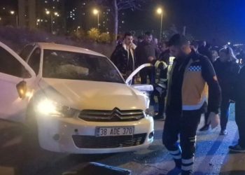 Kayseri’de feci kaza: Araçta sıkışan sürücüsü takımlar çıkardı