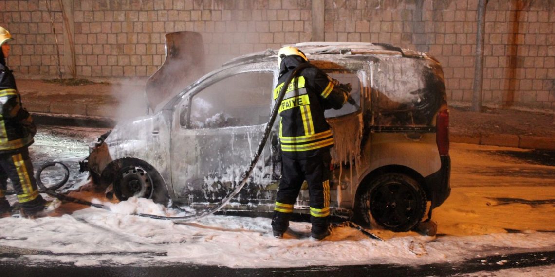 Kayseri’de yanan hafif ticari araç kullanılamaz hale geldi