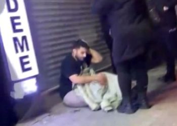 Kız arkadaşına çarpan adamı uyardı, başından bıçaklandı