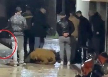 Kocaeli’de dehşet: İki kişiyi yerdeyken tekmeleyip, kemerle dövdüler