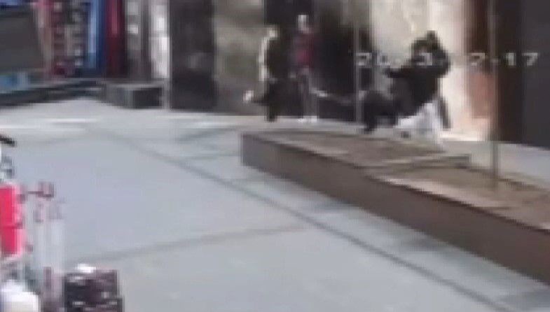 Küçükçekmece’de liselilerin silahlı arbedesi: 1’i ağır 2 yaralı