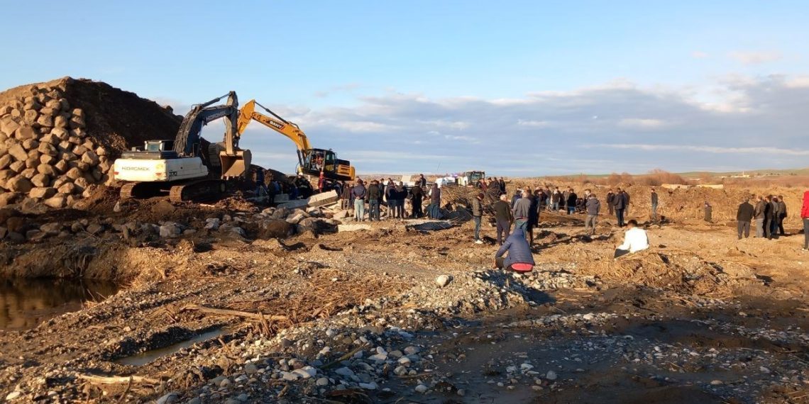 Kum ocağında istinat duvarı çöktü: 1 emekçi yaralı, 1 personel için çalışma sürüyor