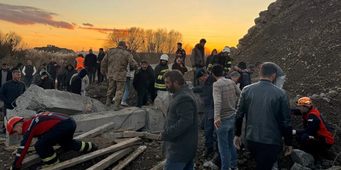 Kum ocağında istinat duvarı çöktü: 1 personel yaralı, 1 işçi öldü