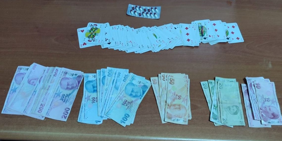 Kumar oynayan 4 bireye 16 bin 220 TL ceza kesildi