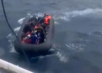 Kuşadası’nda kaçak teknesi sürüklendi: Can pazarı yaşandı