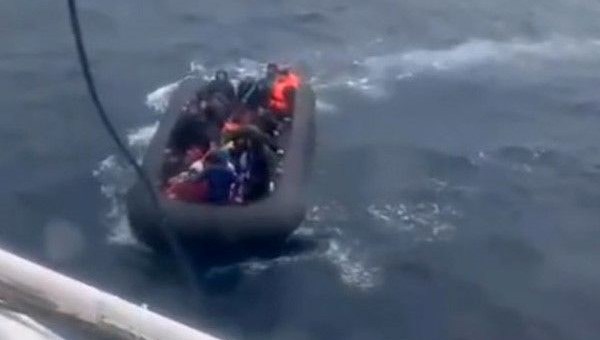 Kuşadası’nda kaçak teknesi sürüklendi: Can pazarı yaşandı