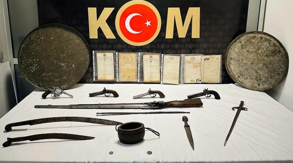 Kütahya’da kuşkulu araçta 21 kesim tarihi eser ele geçirildi