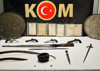 Kütahya’da kuşkulu araçta 21 kesim tarihi eser ele geçirildi