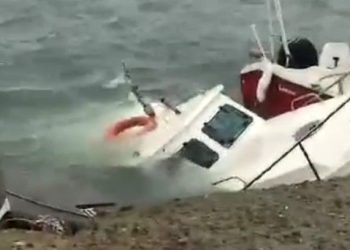 Kuvvetli lodos tekne batırdı