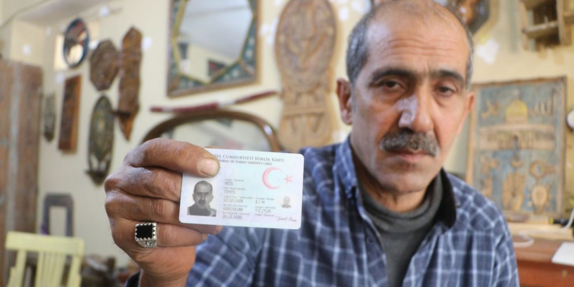 Lazlara sevgisinden ismini Temel Reis olarak değiştirdi