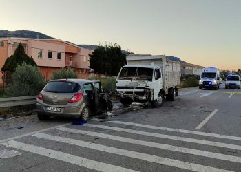 Manisa’da araba kamyonete çarptı: 1 meyyit, 3 yaralı
