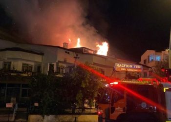 Marmaris’te korkutan yangın: Alevler geceyi aydınlattı