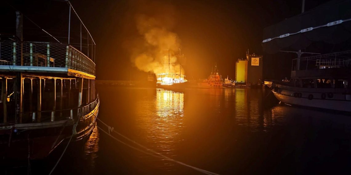 Mersin’de 26 metrelik yatta yangın