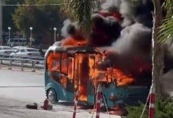 Mersin’de yanan minibüsten geriye demir yığını kaldı