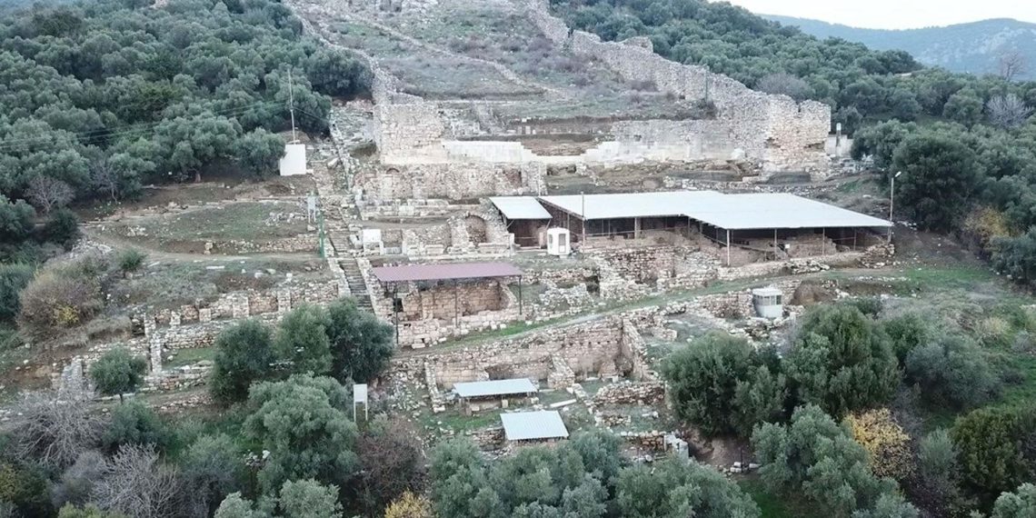 Metropolis Antik Kenti’nde gün yüzüne çıkarılan eserler tanıtıldı