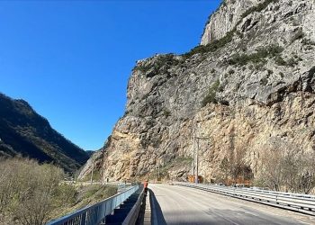 Minibüsün çarptığı bayan uçurumdan düşüp öldü