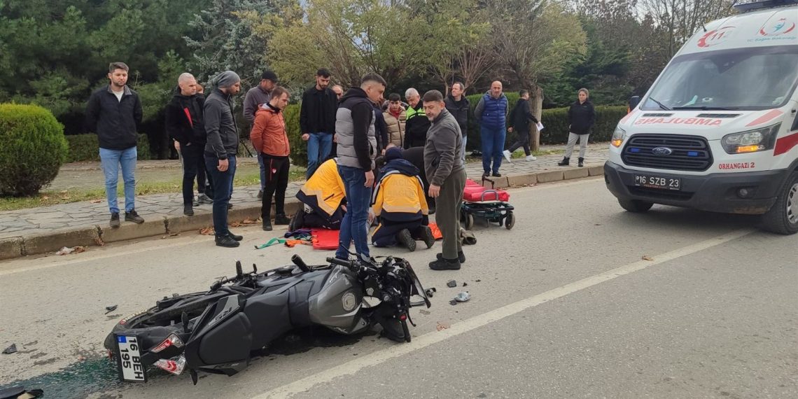 Motosiklet taksiye çarptı: 1’i ağır 2 yaralı