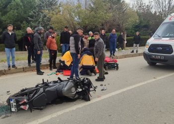 Motosiklet taksiye çarptı: 1’i ağır 2 yaralı