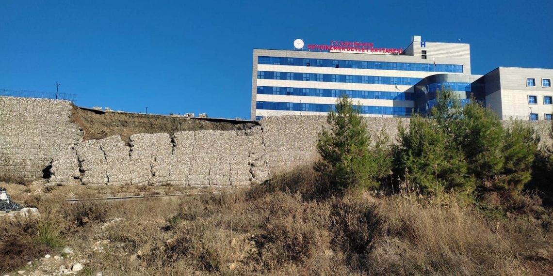 Muğla Seydikemer Devlet Hastanesi’nin istinat duvarı yıkıldı
