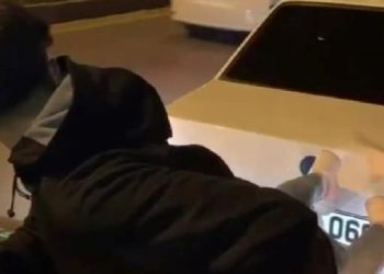 Muğla’da enteresan olay: Yolda kalan aracı ayaklarıyla itti