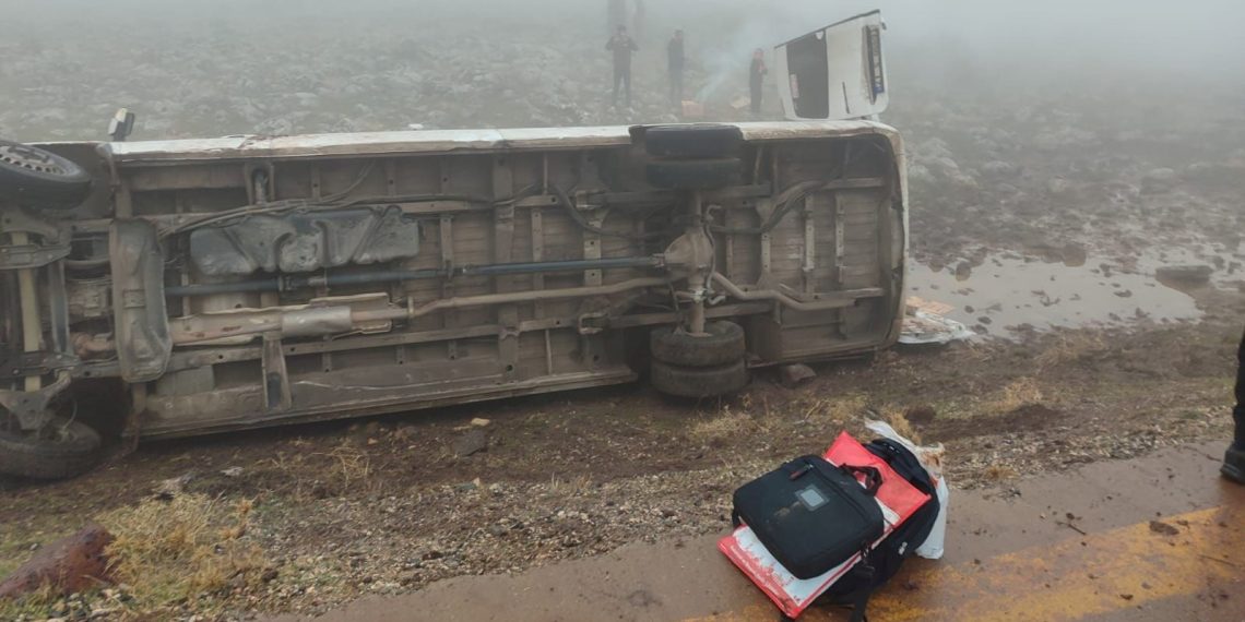 Öğretmenleri taşıyan servis minibüsü devrildi: 9 yaralı