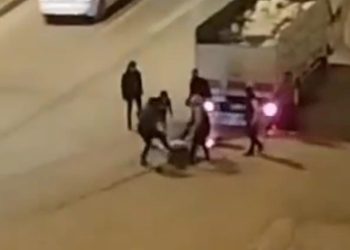 Ortalarına aldıkları adamı öldüresiye dövdüler