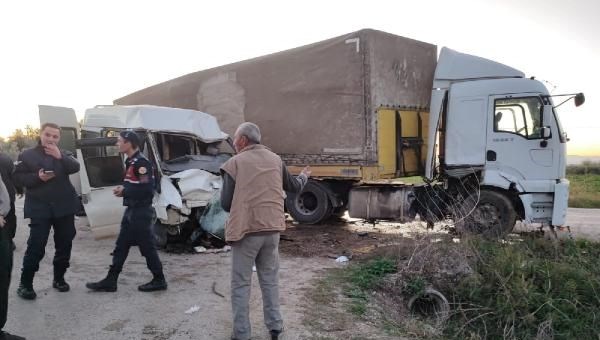 Osmaniye’de minibüs ile TIR çarpıştı: 2 meyyit, 2 yaralı