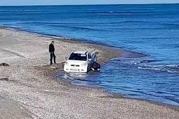 Otomobiliyle kumsalda geziyordu; denizde mahsur kaldı