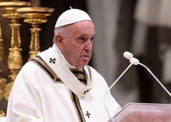 Papa’dan eşcinsel çiftlere evlilik onayı