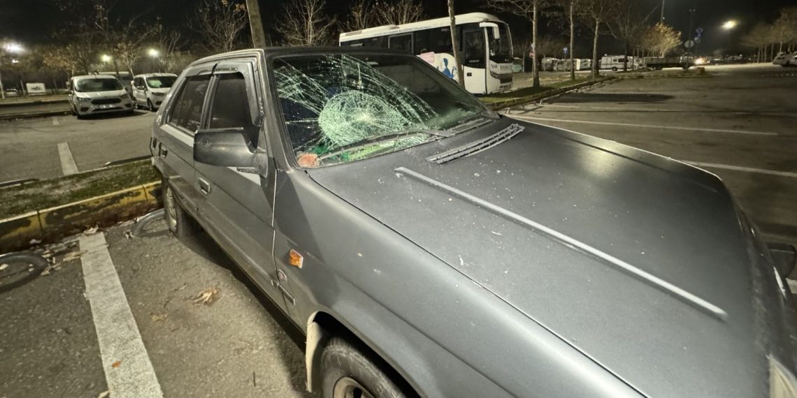 Park halindeki 35 aracın camları kırıldı