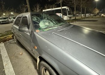 Park halindeki 35 aracın camları kırıldı