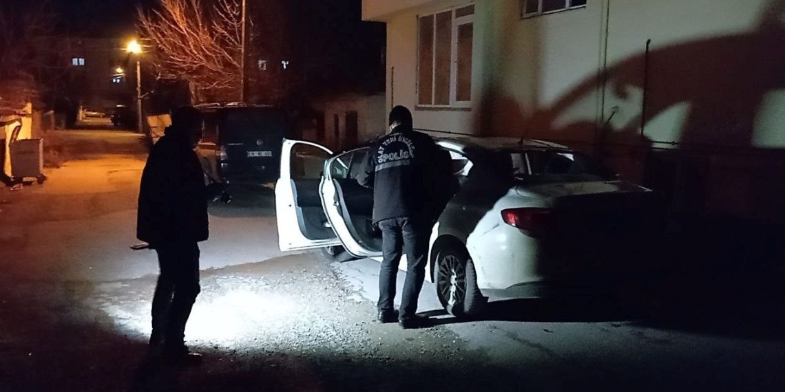 Park halindeki aracın camını kaldırım taşıyla kırdılar