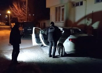 Park halindeki aracın camını kaldırım taşıyla kırdılar