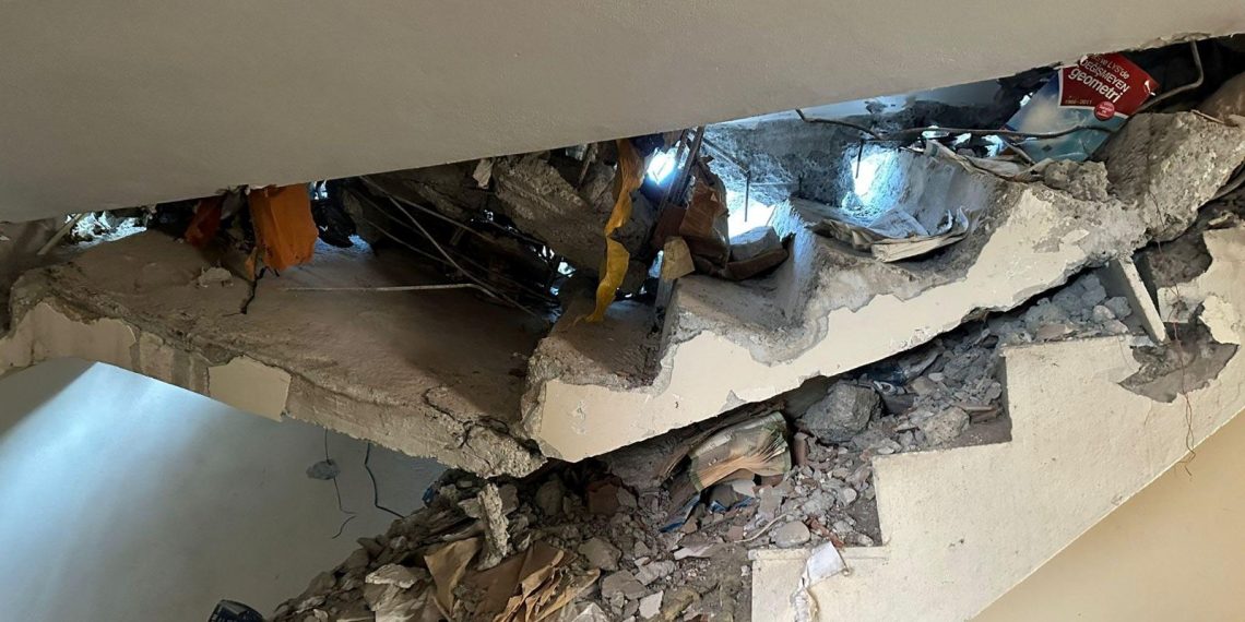 Personel kesilen kolon ile beton blok ortasına sıkıştı