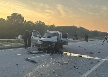 Pikap ile motosiklet baş başa çarpıştı: 1 meyyit, 3 yaralı