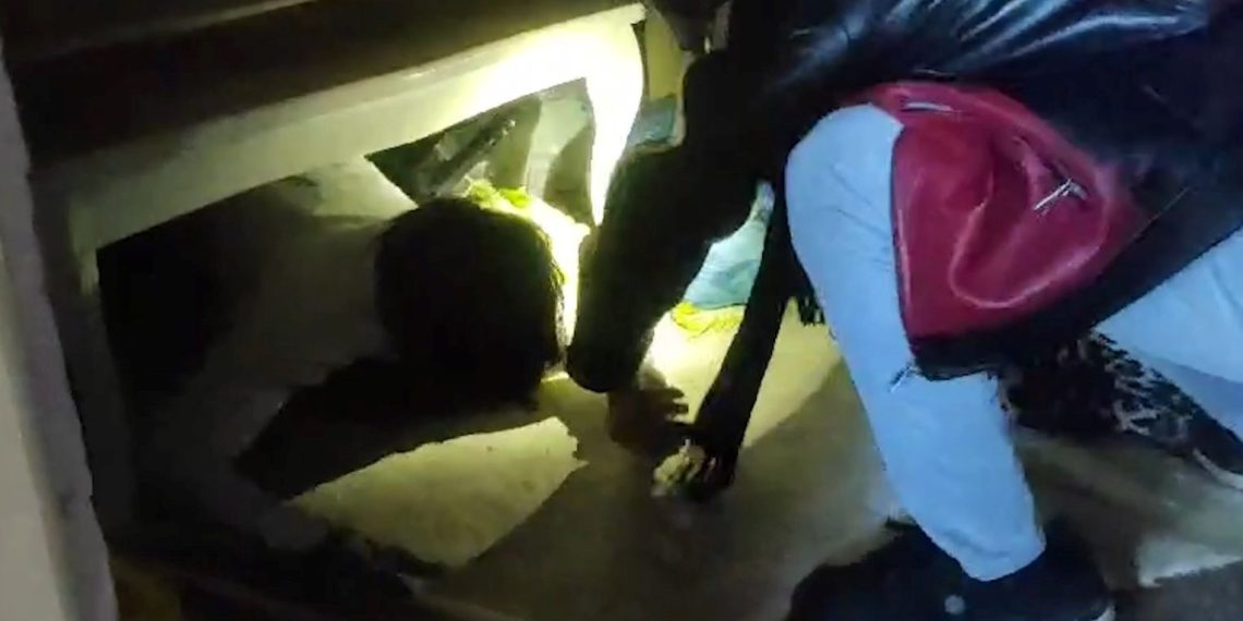 Polise yakalanmamak için mutfak dolabına saklı bölme yaptırdı