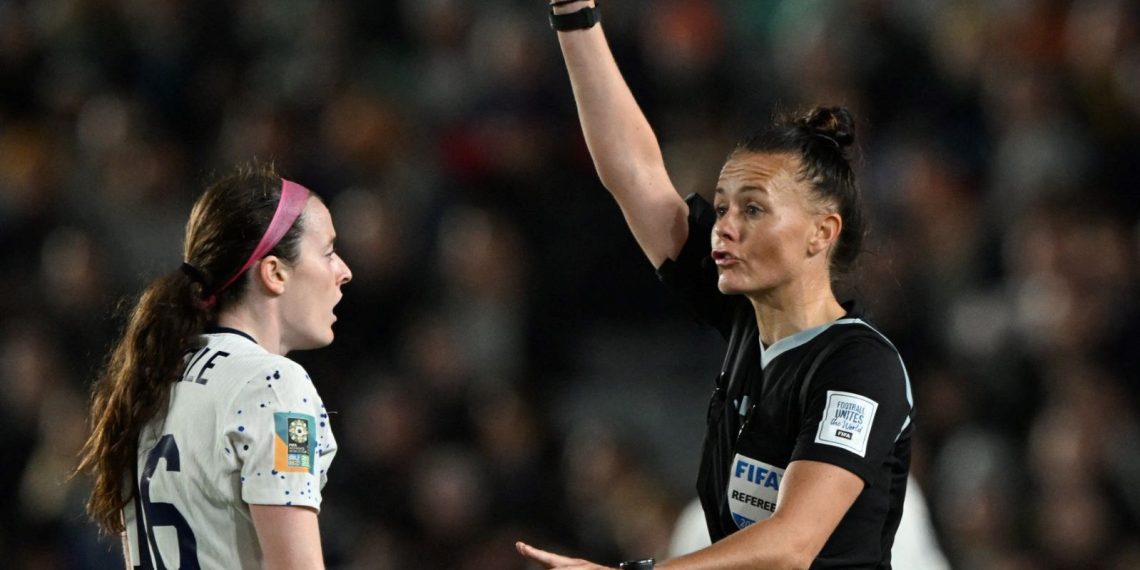 Premier Lig tarihinde ilk: Bayan hakem maç yönetecek